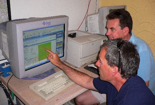 Stefan Schreyer und Sigi Samson beim Auswerten der Flüge